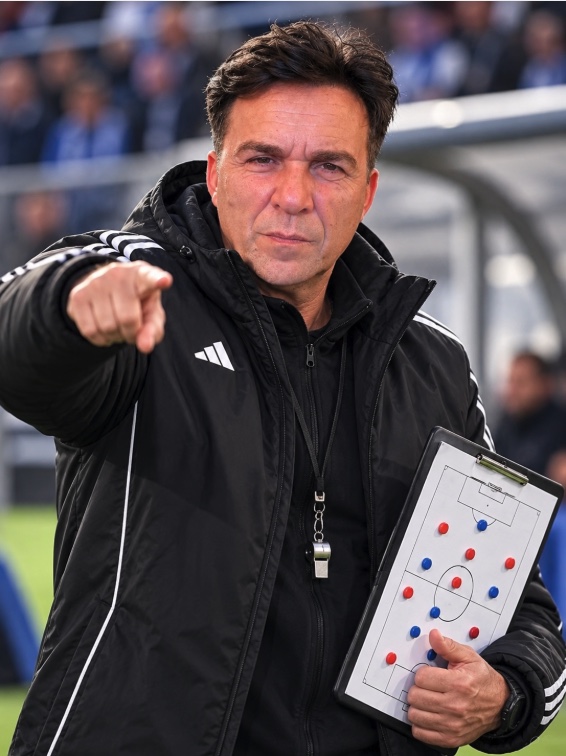 Marco Kloss als Trainer an der Seitenlinie mit Taktiktafel